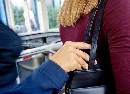 Dinheiro e celular são levados de bolsa