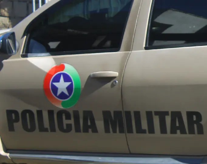 Ladrões amarram mulher e assaltam residência