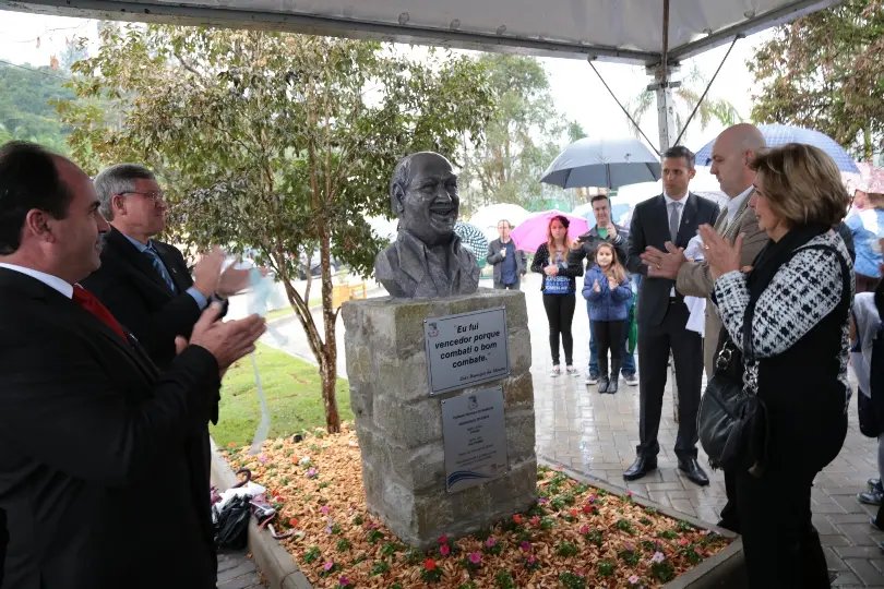 Homenagem a LHS marca inauguração de praça
