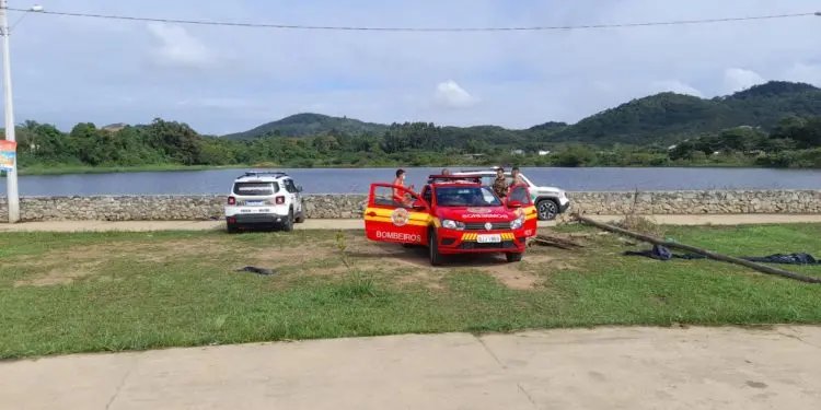 Jovem se desequilibra de muro e morre afogado 