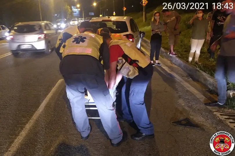 Carro e moto colidem na Rodovia Ant&ocirc;nio Heil
