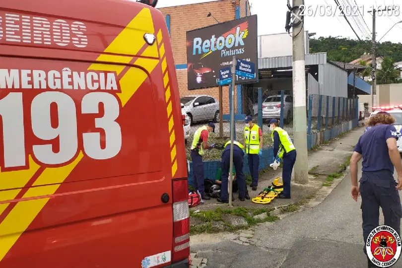 Carro e moto colidem no Guarani