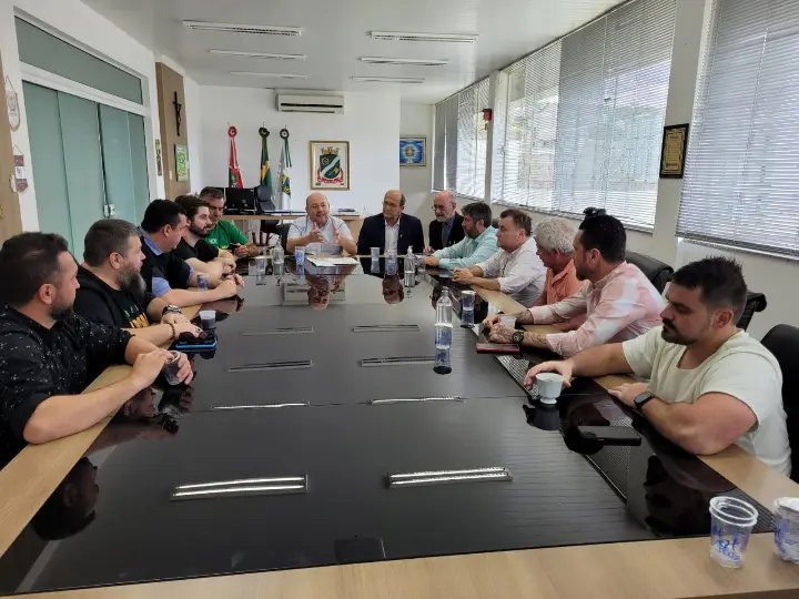 Prefeito e vereadores se re&uacute;nem para debater mau cheiro no bairro Limeira