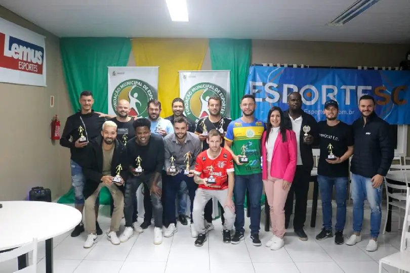 Destaques do Campeonato Municipal de Futebol recebem homenagem em noite de premia&ccedil;&atilde;o