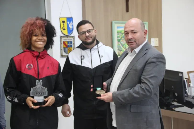 Prefeito Ari Vequi recebe campe&atilde; brasileira de boxe