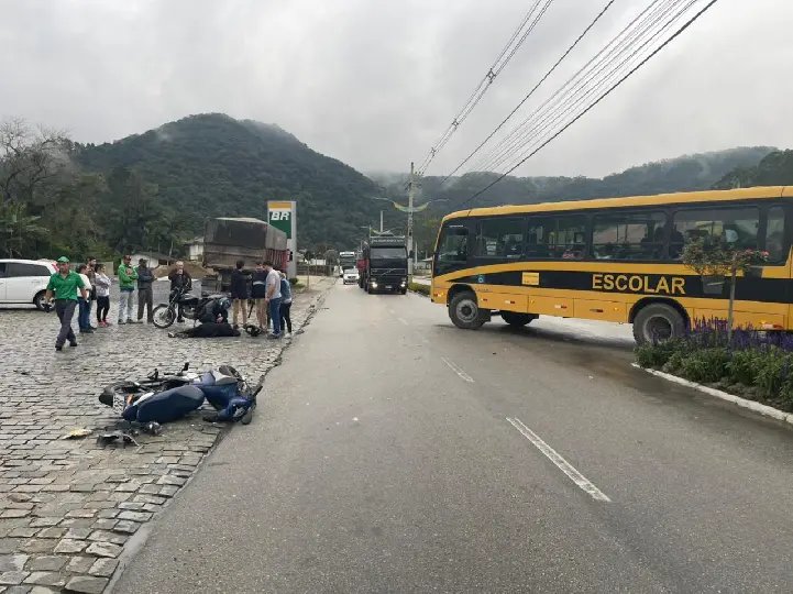 Jovem fica ferida em colis&atilde;o entre &ocirc;nibus escolar e moto