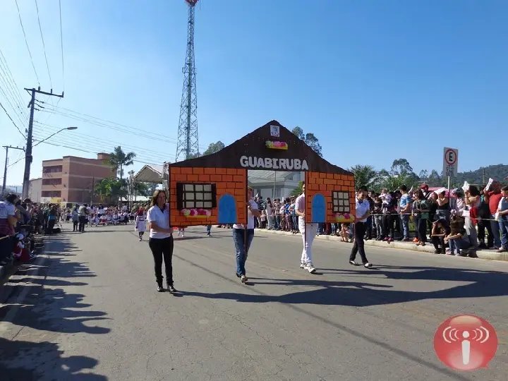 Guabiruba comemora 53 anos com desfile cívico escolar