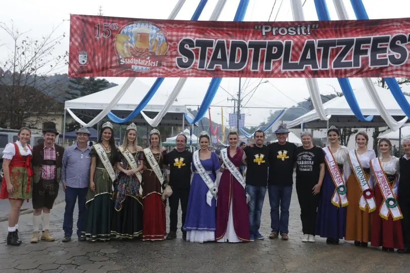 Nem a chuva espantou os foli&otilde;es da 15&ordf; Stadtplatzfest