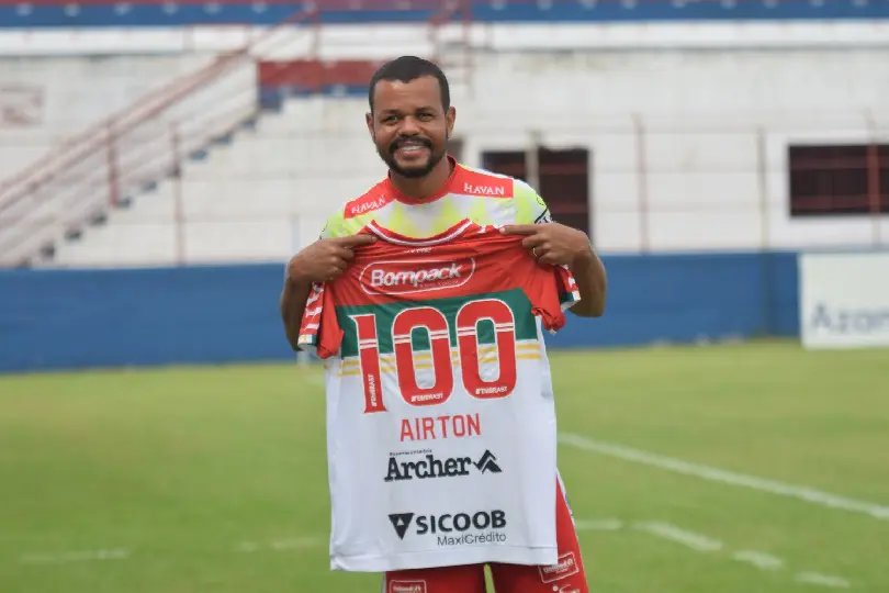 Brusque FC entrega camisa de 100 jogos ao Airton 