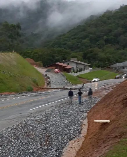 Parte de Botuver&aacute; fica sem energia el&eacute;trica ap&oacute;s queda de postes