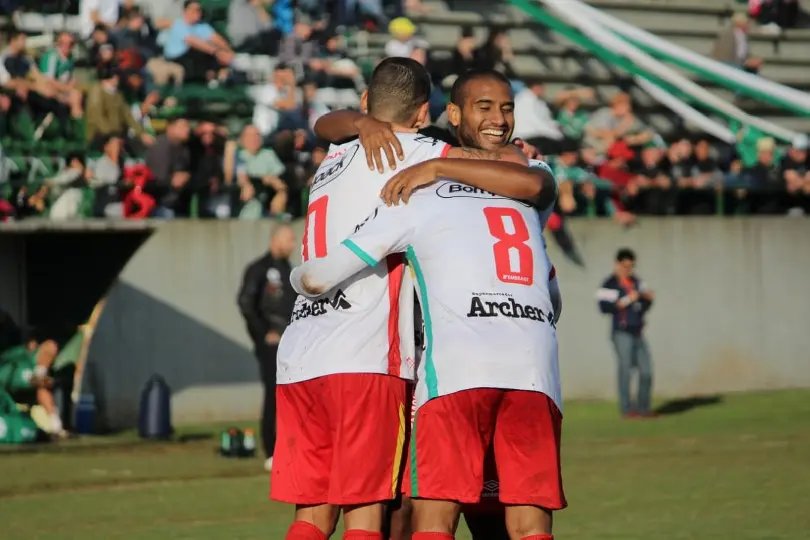 Edilson deve defender a Ponte Preta neste segundo semestre