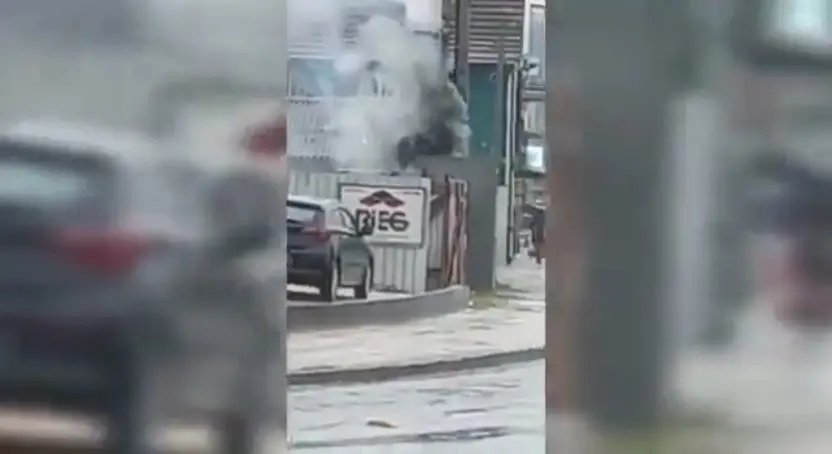 (V&Iacute;DEO) Fogo em poste assusta no Centro