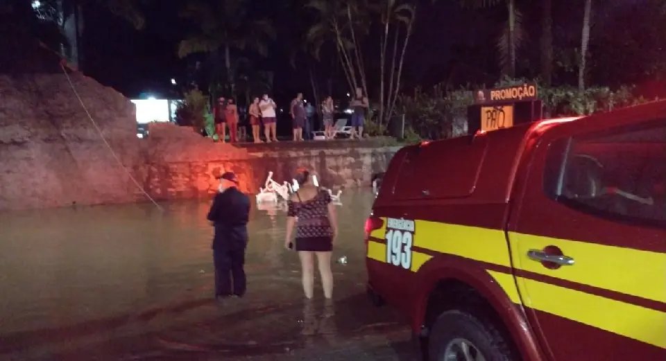 Homem morre ao ser atingido por muro durante temporal 