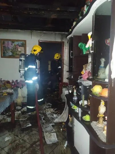 Casa &eacute; atingida por inc&ecirc;ndio e dois s&atilde;o encaminhados para o hospital