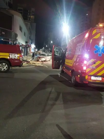 Motorista foge e outro fica ferido em colis&atilde;o entre carros