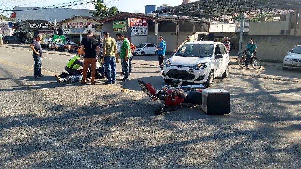 Motociclista se fere após colisão na Antônio Heil