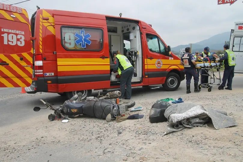 Acidente entre moto e caminhão deixa homem ferido na Rodovia Ivo Silveira