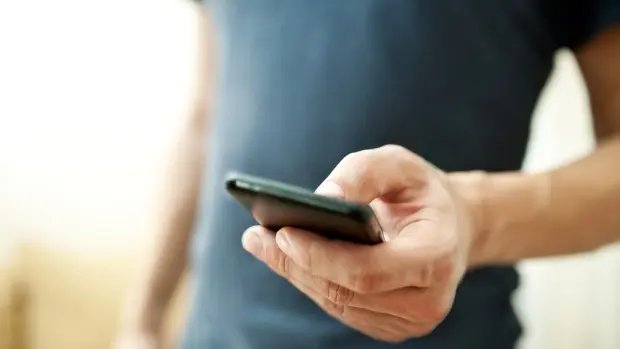 Homem sai para levar esposa no serviço e tem celular furtado