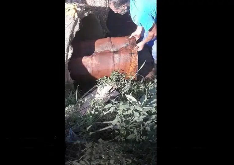 Descarte de material irregular entope tubula&ccedil;&atilde;o na rua Itaja&iacute;