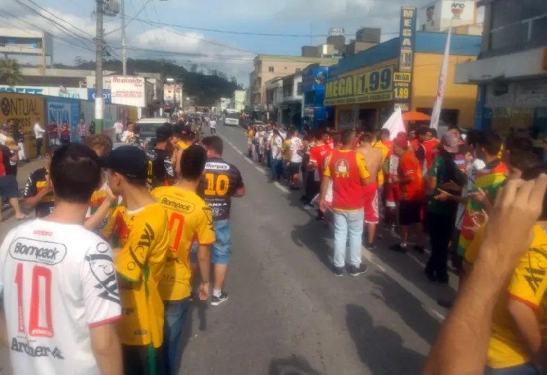 Time &eacute; recebido com festa na chegada ao Augusto Bauer