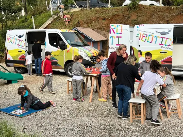 EEF Carlos Fuz&atilde;o &eacute; a primeira unidade a receber o Laborat&oacute;rio Itinerante de Rob&oacute;tica Educacional