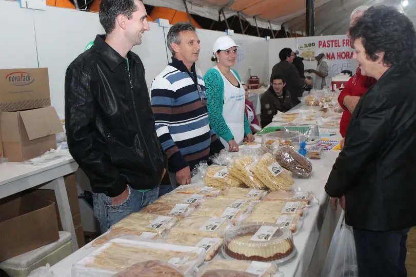 Exposições de animais, maquinários e feira fazem parte da festa