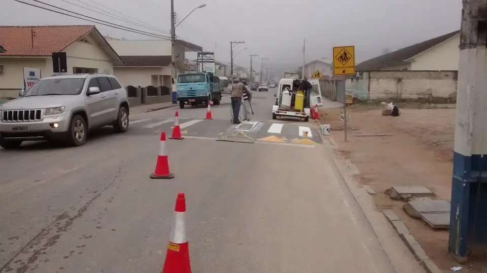 Rua Brusque ganha reforço na sinalização