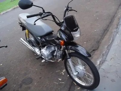 Para fugir de multas, homem joga moto dentro do rio