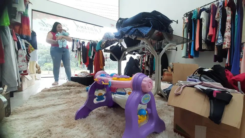 (V&iacute;deo) Fam&iacute;lia cria brech&oacute; para custear tratamento de filha com s&iacute;ndrome rara