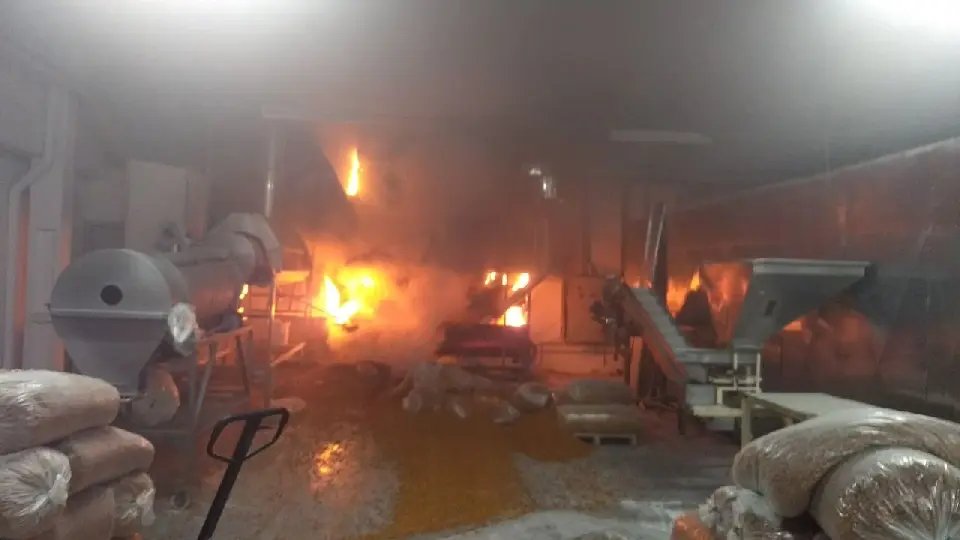 Máquina pega fogo em fábrica de salgadinhos