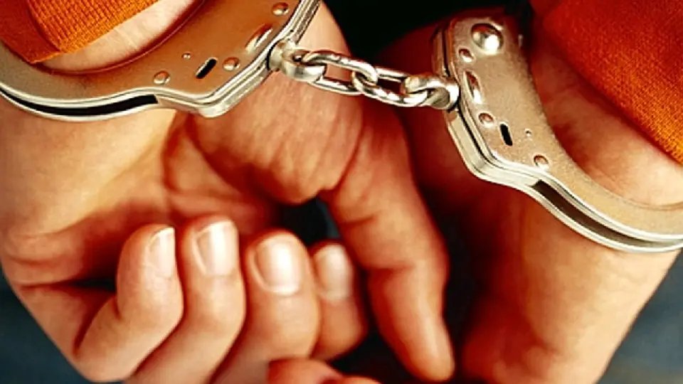 Homem se apresenta à Vara Criminal por ter mandado de prisão 