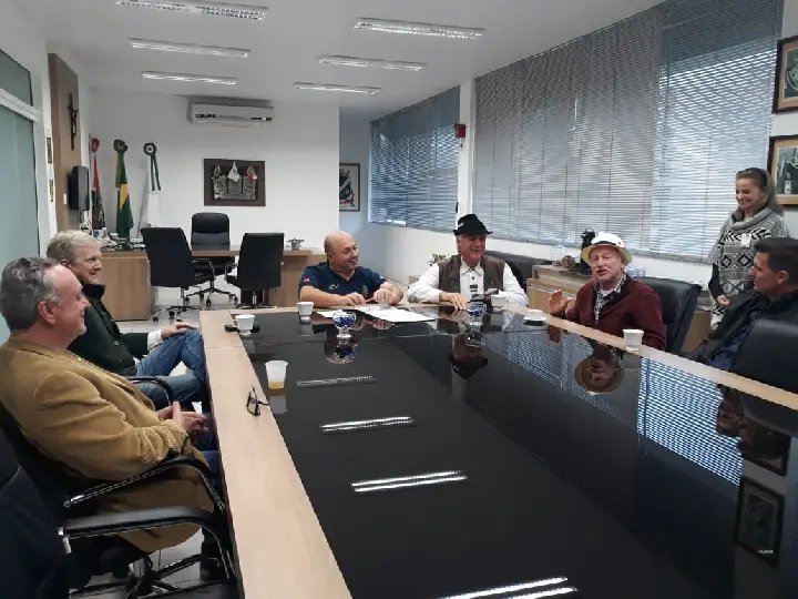Prefeito em exerc&iacute;cio, Ari Vequi, recebe chefe do Executivo de S&atilde;o Pedro de Alc&acirc;ntara