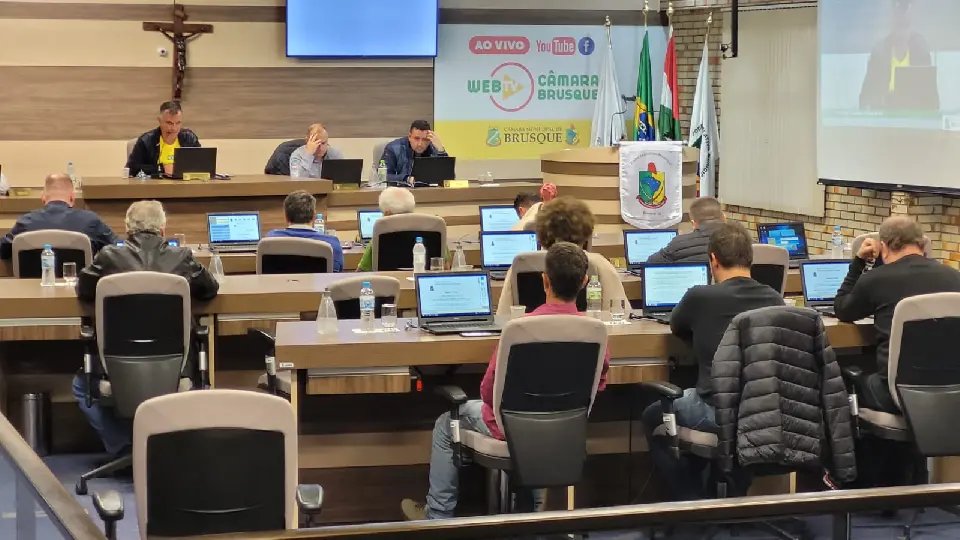 Lei que muda escolha de diretores de escola causa atrito