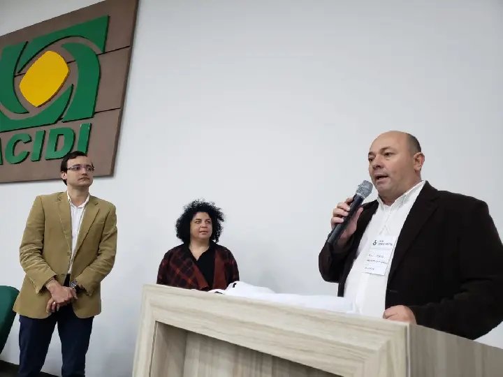 Brusque recebe pr&ecirc;mio por uso de tecnologia na &aacute;rea educacional