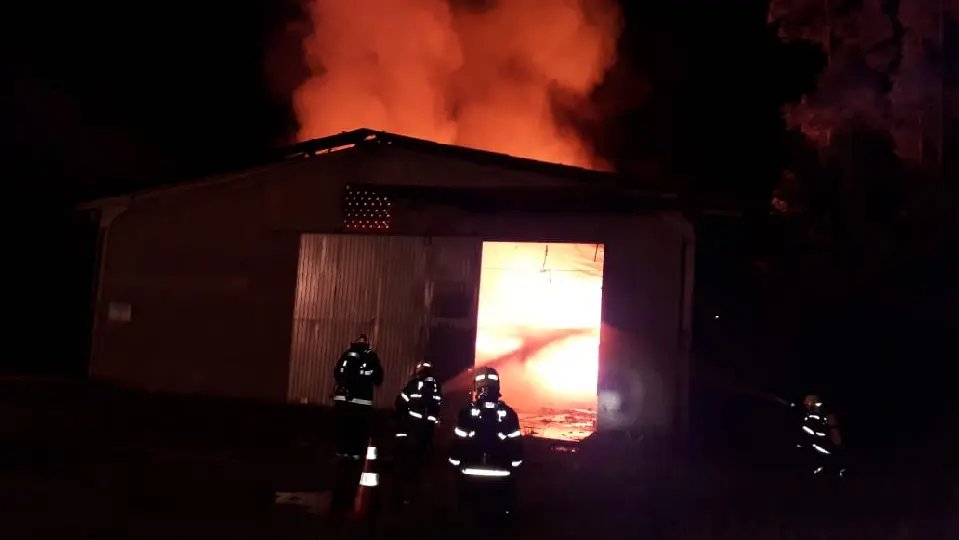 (V&Iacute;DEO) Inc&ecirc;ndio de grandes propor&ccedil;&otilde;es atinge dep&oacute;sito de fios