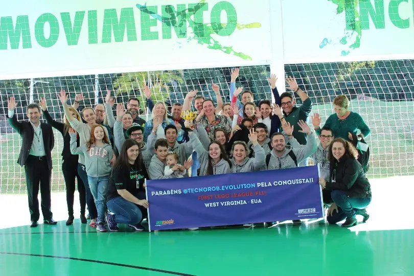  Campe&otilde;es de rob&oacute;tica s&atilde;o recebidos com festa em Brusque