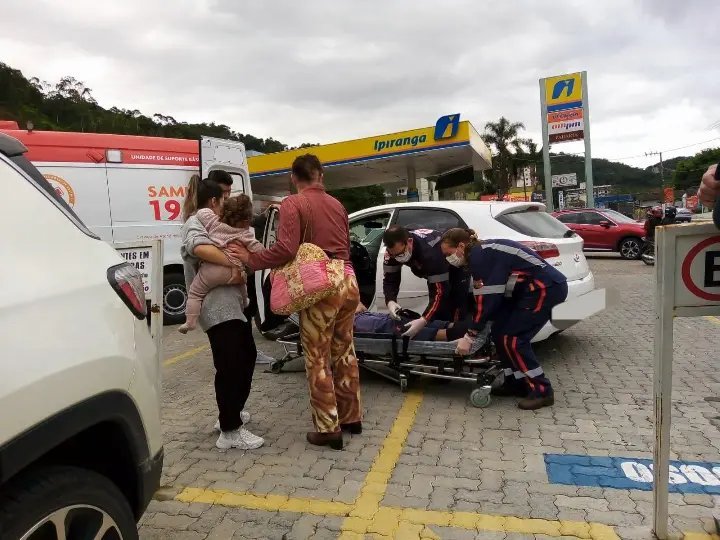 Carro despenca sobre a rua, no bairro Guarani 