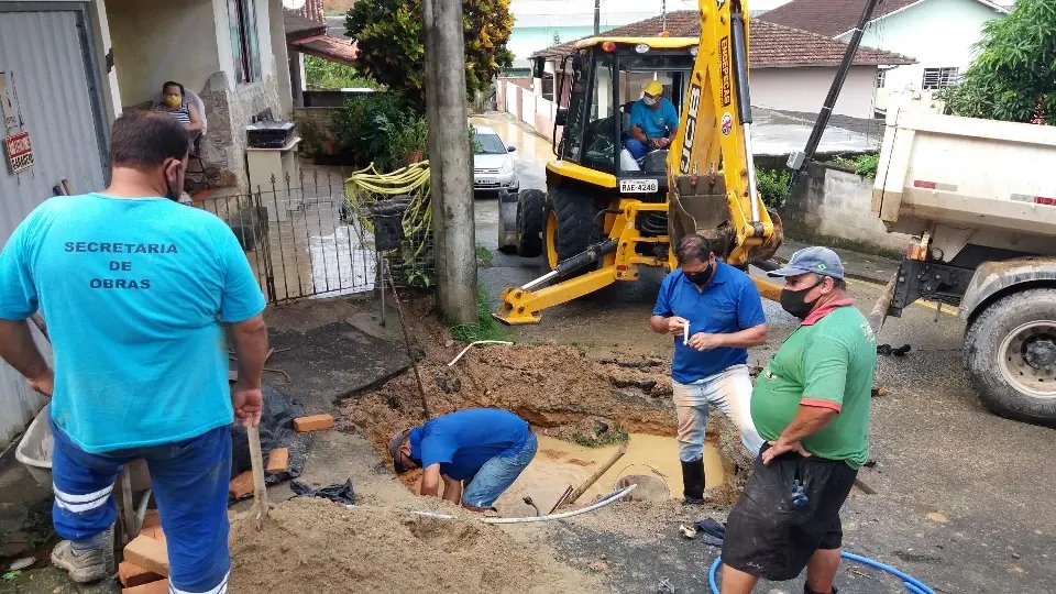 (V&Iacute;DEO) Ap&oacute;s quedas de pessoas e reportagens da R&aacute;dio Cidade, Prefeitura e Samae resolvem o problema