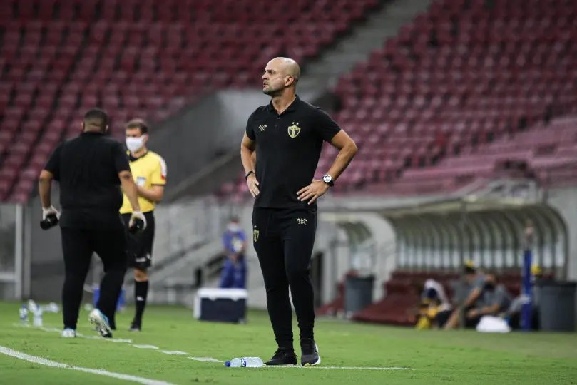 Jersinho lamenta gol no in&iacute;cio e assume responsabilidade por derrota no Recife