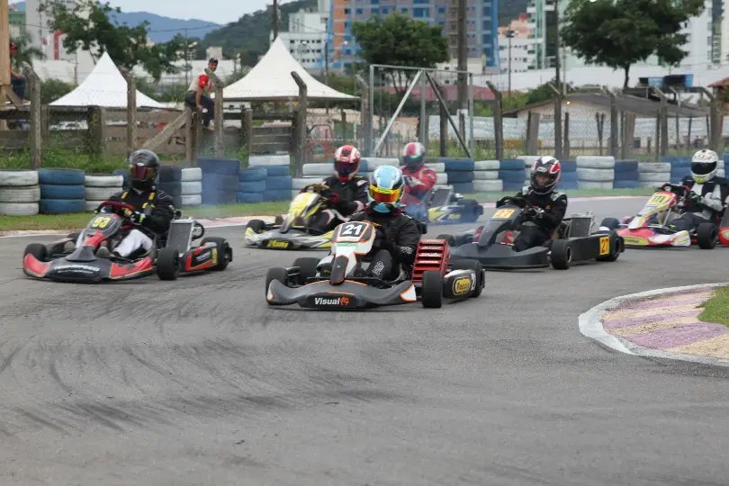 Copa Brusque de Kart atrai pilotos de várias cidades