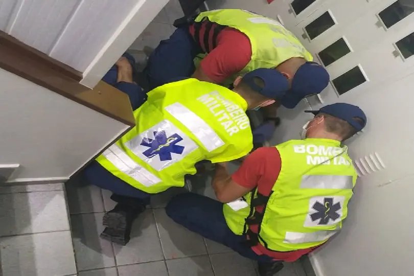 Idoso de 81 anos cai de uma altura de 10 metros