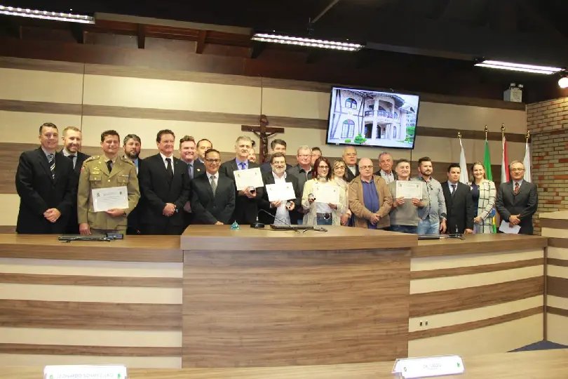 Câmara de Vereadores homenageia profissionais e entidades de Brusque