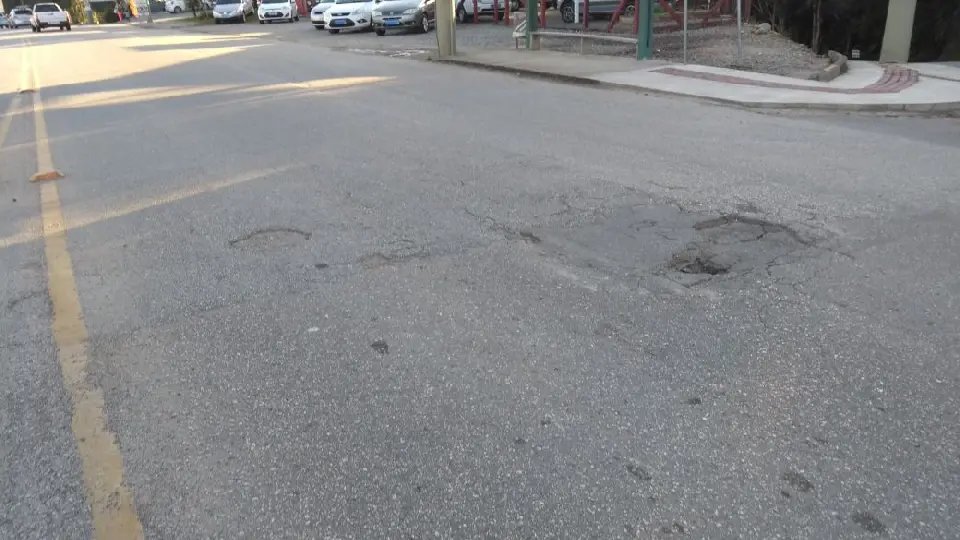 Buraco em rua quase causa acidente grave com motociclista