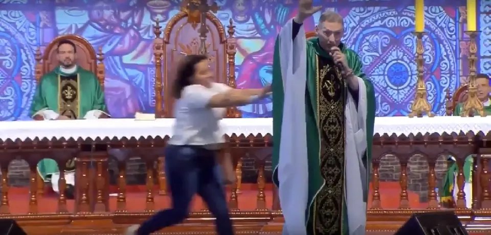 V&iacute;deo: Padre Marcelo cai do palco ap&oacute;s ser empurrado por mulher durante missa