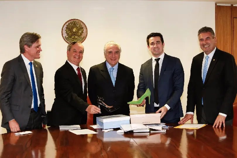 Prefeito entrega produto de São João Batista ao presidente Temer