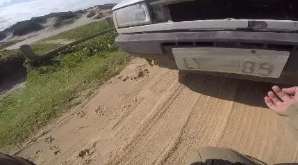 Pol&iacute;cia flagra carro com placa de papel&atilde;o e n&uacute;meros escritos &agrave; m&atilde;o