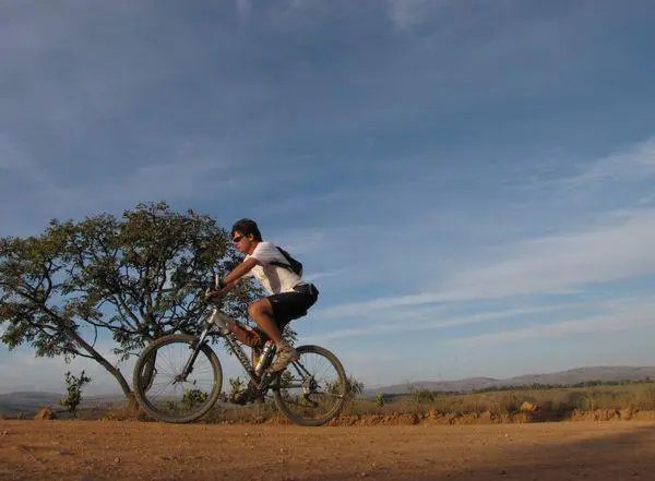 Casal lan&ccedil;a guia de cicloturismo em Brusque