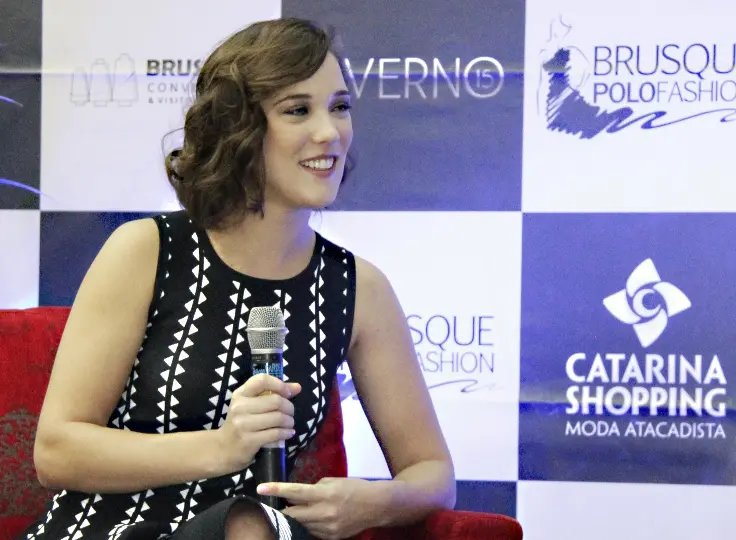 Adriana Birolli agita o lançamento de alto inverno em Brusque