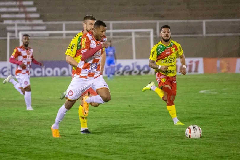 Brusque perde e se aproxima da zona do rebaixamento