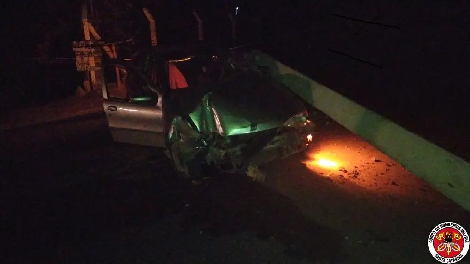 Carro bate em poste e deixa fia&ccedil;&atilde;o sobre a via, em Brusque